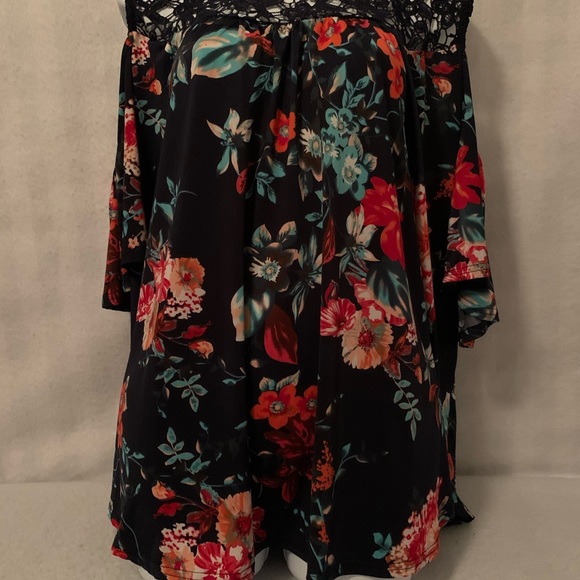 A multi color flower blouse - Picture 3 of 4